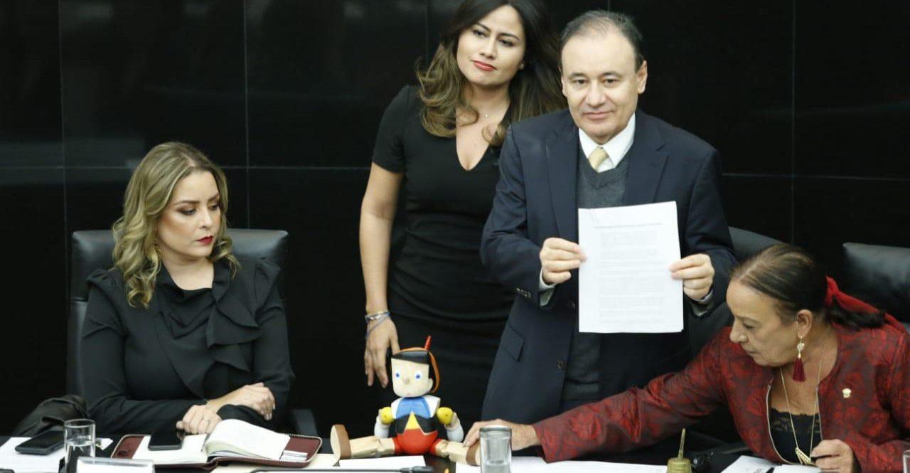 Senadores del PAN reciben a Durazo con un Pinocho y mantas durante su comparecencia