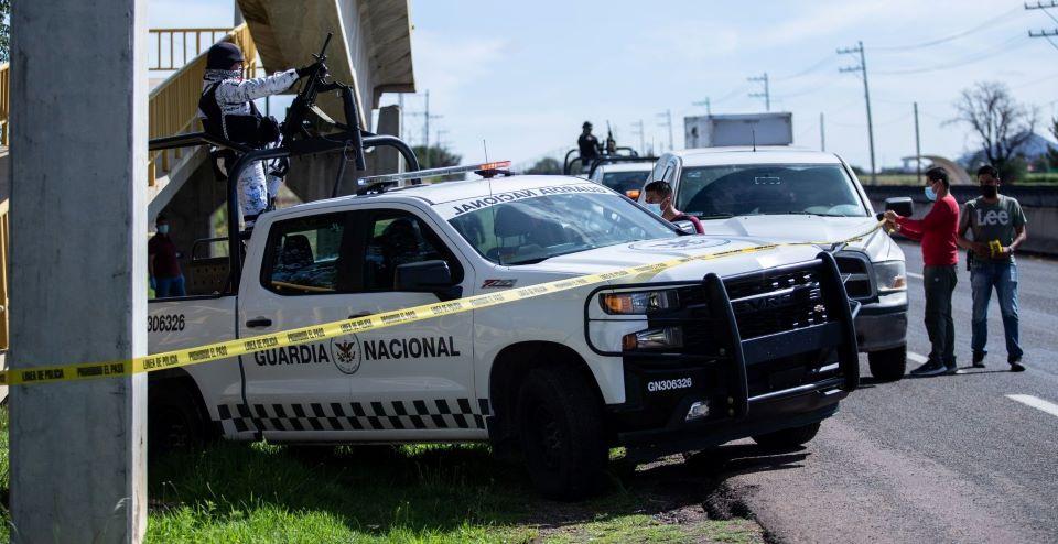 Hallan dos cuerpos colgados en puente vehicular en Zacatecas