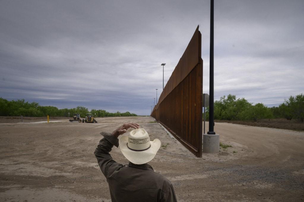 Texas levanta su propio muro en la frontera con México