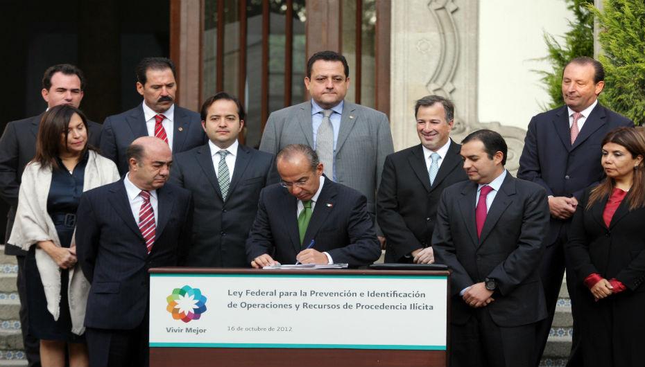 Felipe Calderón promulga ley contra el lavado de dinero