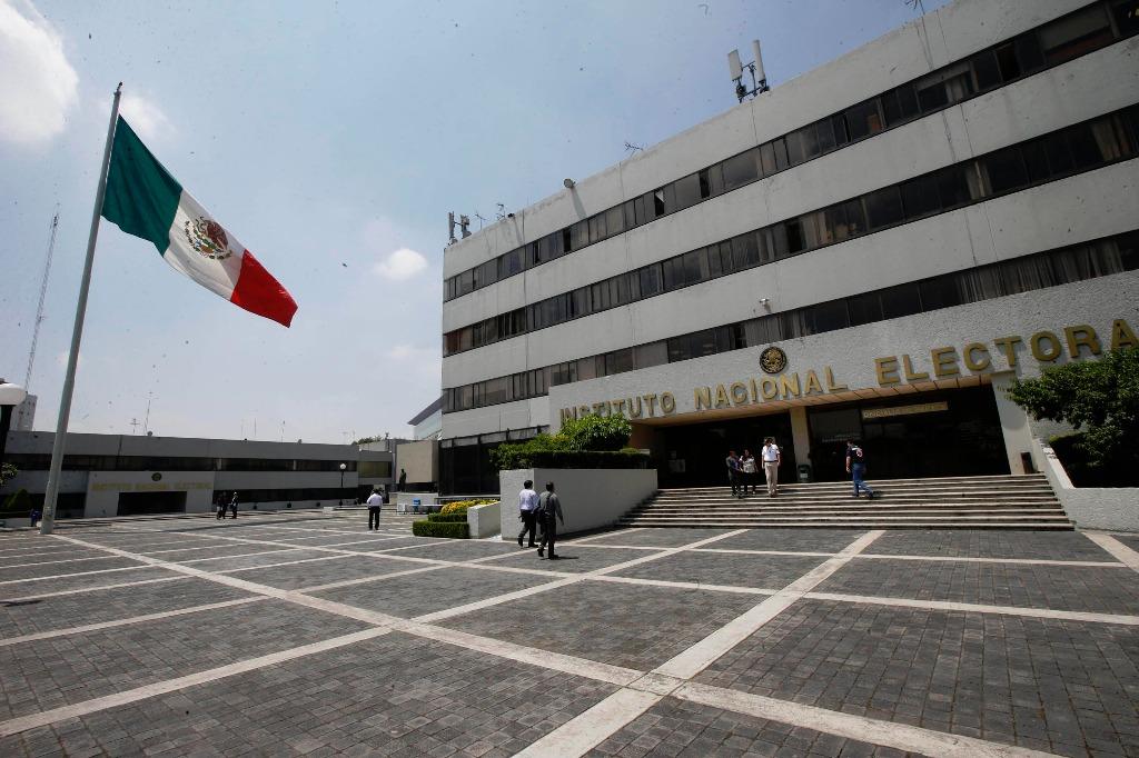 Morena presenta queja ante el INE por encuestas telefónicas; acusa que criminalizan a sus candidatos