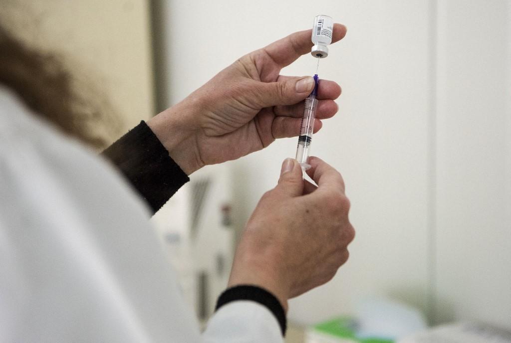 Reino Unido autoriza ensayo para infectar con COVID a personas sanas para mejorar vacunas