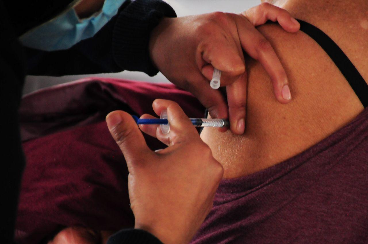 Director de hospital en Puebla ordena vacunar a jóvenes y personas menores de 60 años