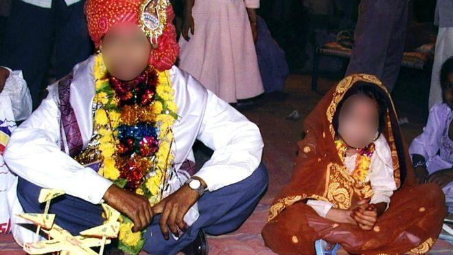 India decreta que tener relaciones sexuales con una esposa menor de 18 años es violación