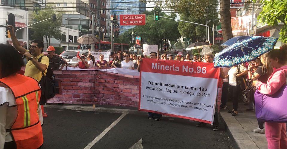 Damnificados del 19S cierran Insurgentes en CDMX para exigir rehabilitación de inmuebles dañados