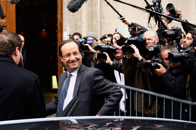 Hollande supera a Sarkozy en la primera vuelta