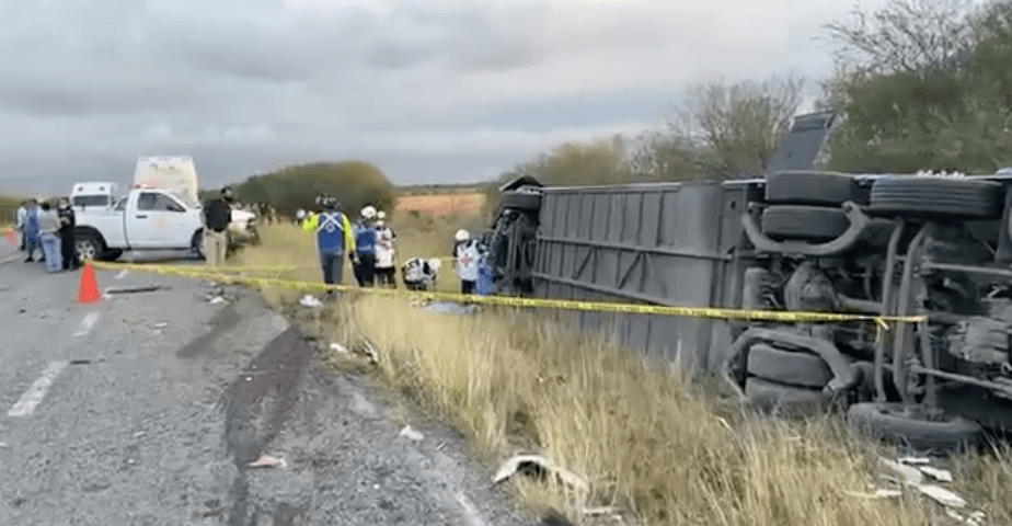 Autobús con simpatizantes de Frena vuelca en Tamaulipas; hay dos muertos