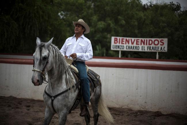 Gobernador de Nuevo León rechaza matrimonios igualitarios, los califica como zonceras