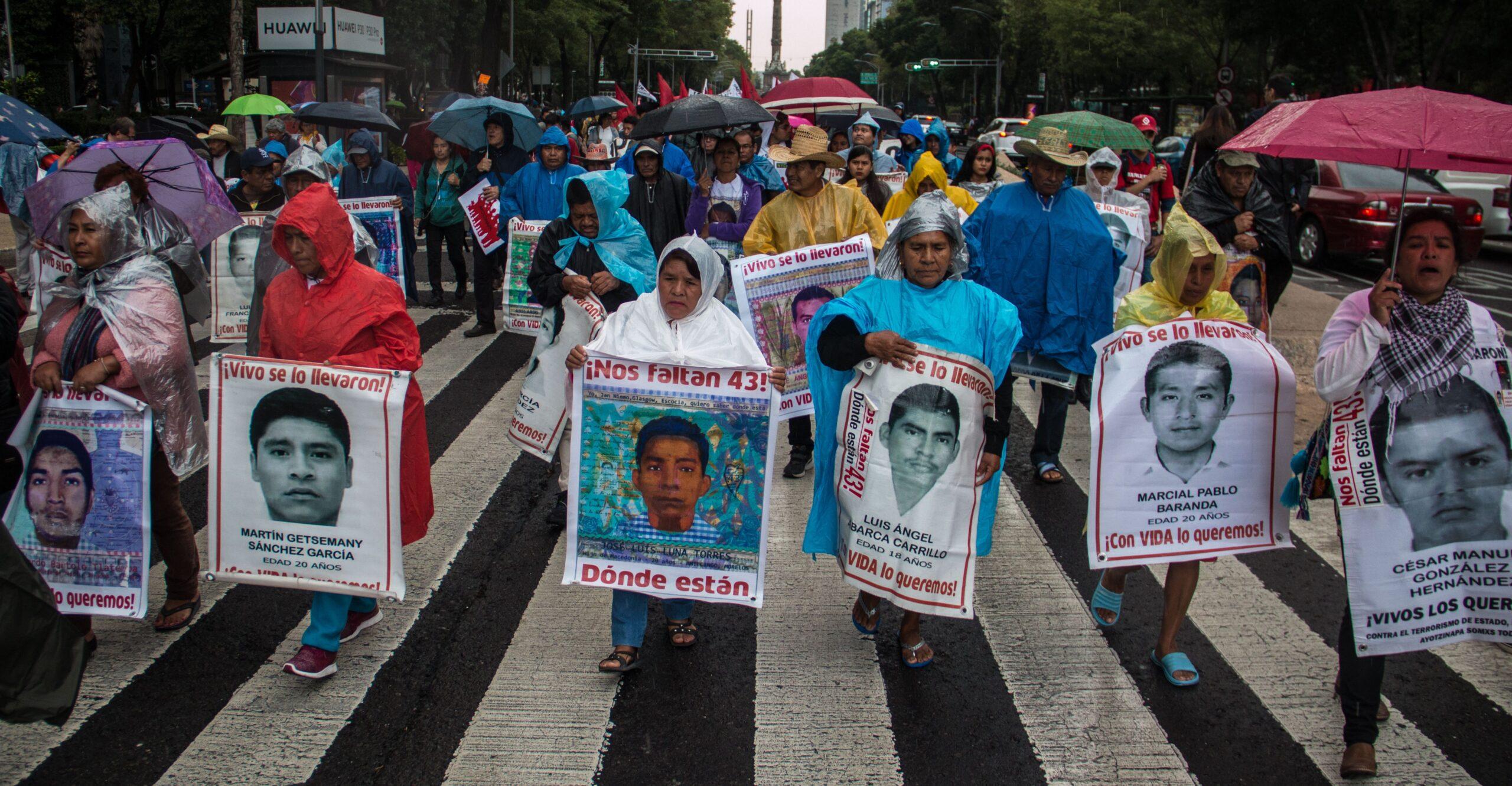 FGR ofrece a padres reconstruir investigaciones por desaparición de normalistas de Ayotzinapa