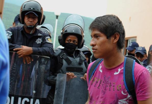 Normalistas de Michoacán denuncian 3 desapariciones después de “chocar” con antimotines