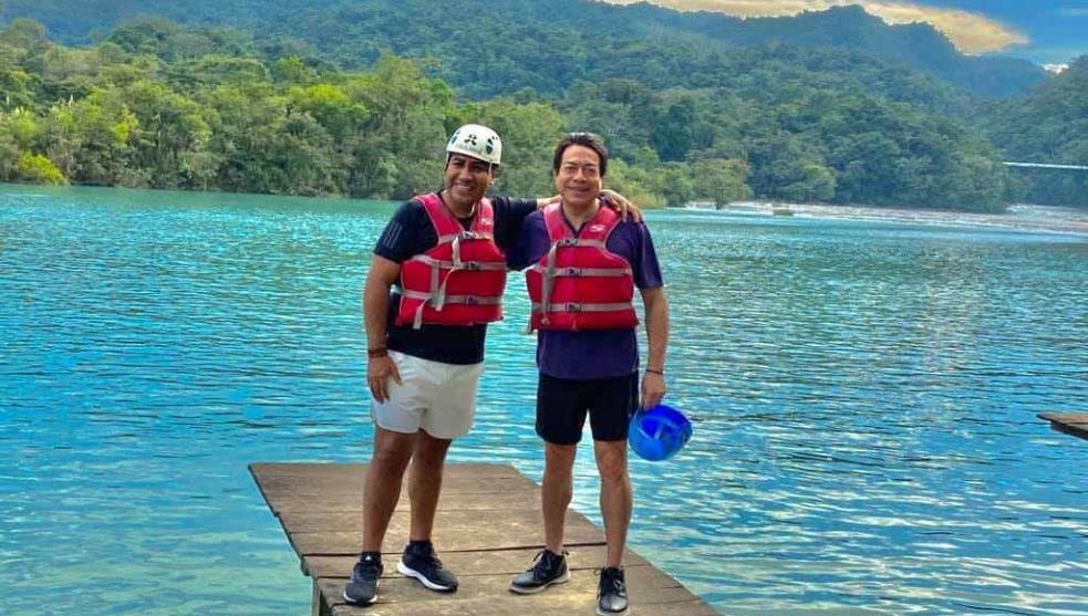 Sin cubreboca, Mario Delgado y el presidente del Senado vacacionan juntos en Chiapas