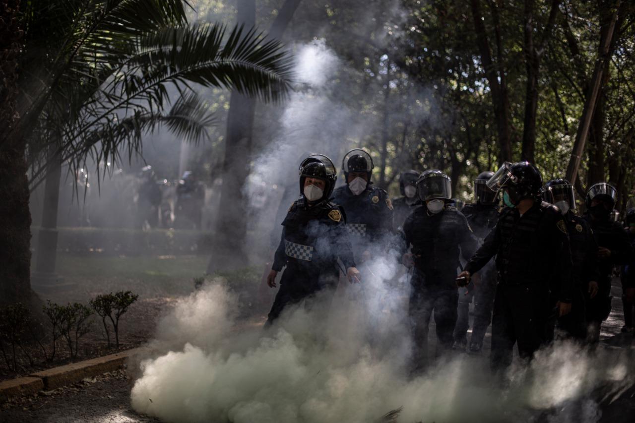Detienen a dos policías por golpear a adolescente durante protesta en CDMX