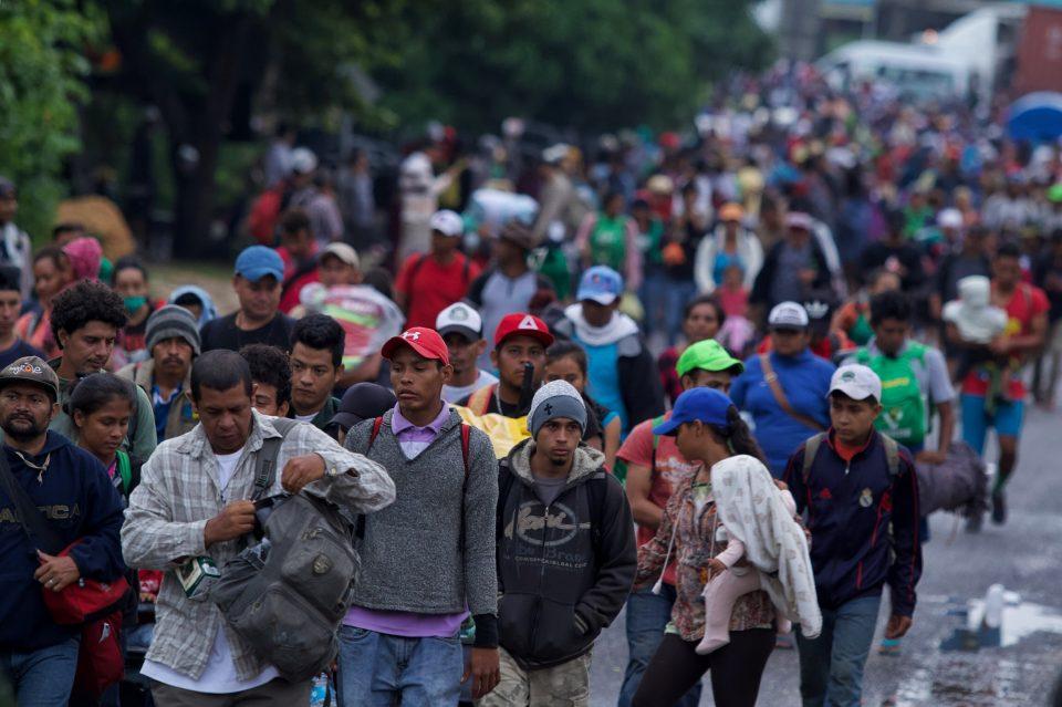 Caravana migrante llega a Isla, Veracruz; algunos quieren ir a Puebla, otros a CDMX