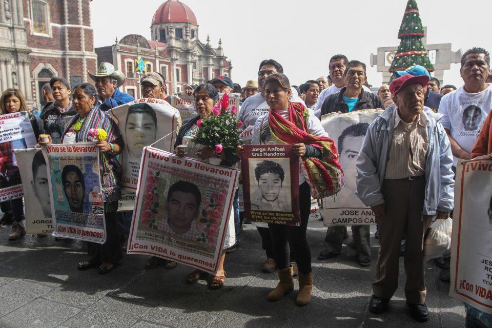 Padres de los 43 normalistas piden en la Basílica por sus hijos desaparecidos