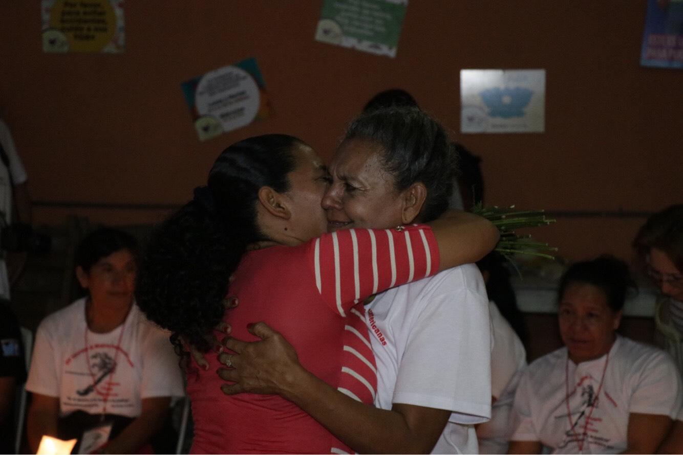 Madre de caravana migrante se reencuentra con su hija, gracias a redes sociales, tras 14 años de no verla
