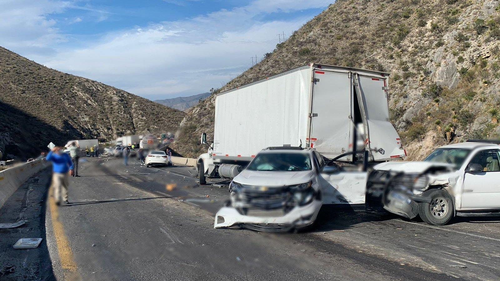 Choque de tráiler con 16 automóviles deja 4 muertos en Coahuila
