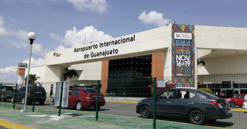 Encapuchados roban 20 mdp en aeropuerto de Guanajuato con camioneta clonada de Aeroméxico