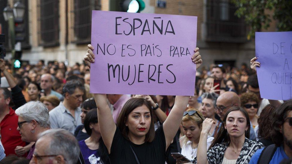 5 claves de la polémica en España por la sentencia por abusos sexuales a La manada
