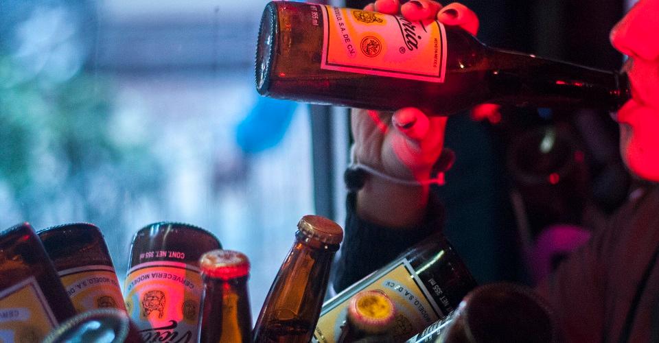 México, potencia en exportar cerveza, pero su gasto en prevención y tratamiento de alcoholismo es insuficiente