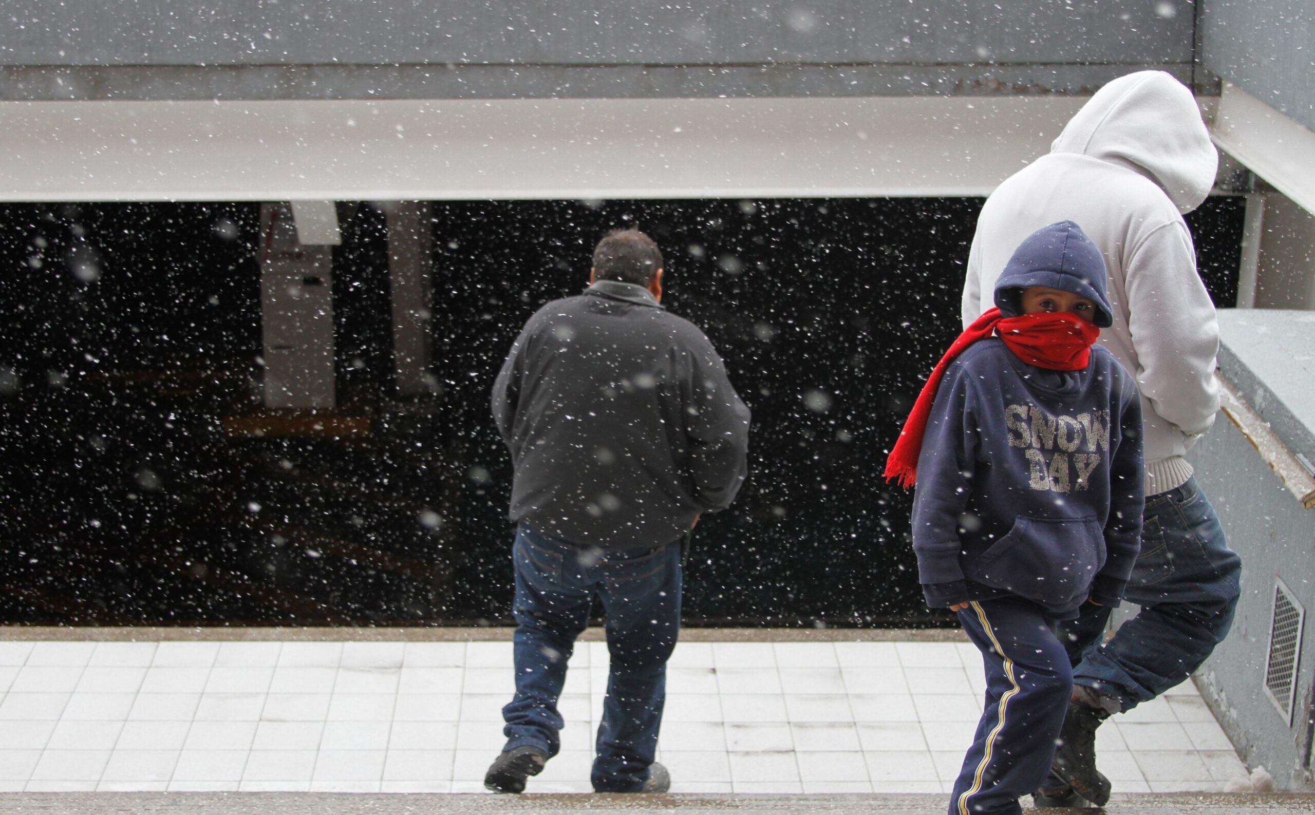 La nieve paraliza carreteras, aeropuertos y escuelas en estados del norte del país