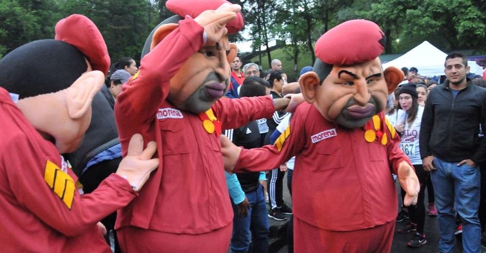 Aparecen botargas con la figura de Hugo Chávez en inicio de campaña de Morena en Veracruz