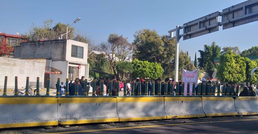 Trabajadores de la UAEM cierran accesos a Cuernavaca para exigir pago de salarios y aguinaldo