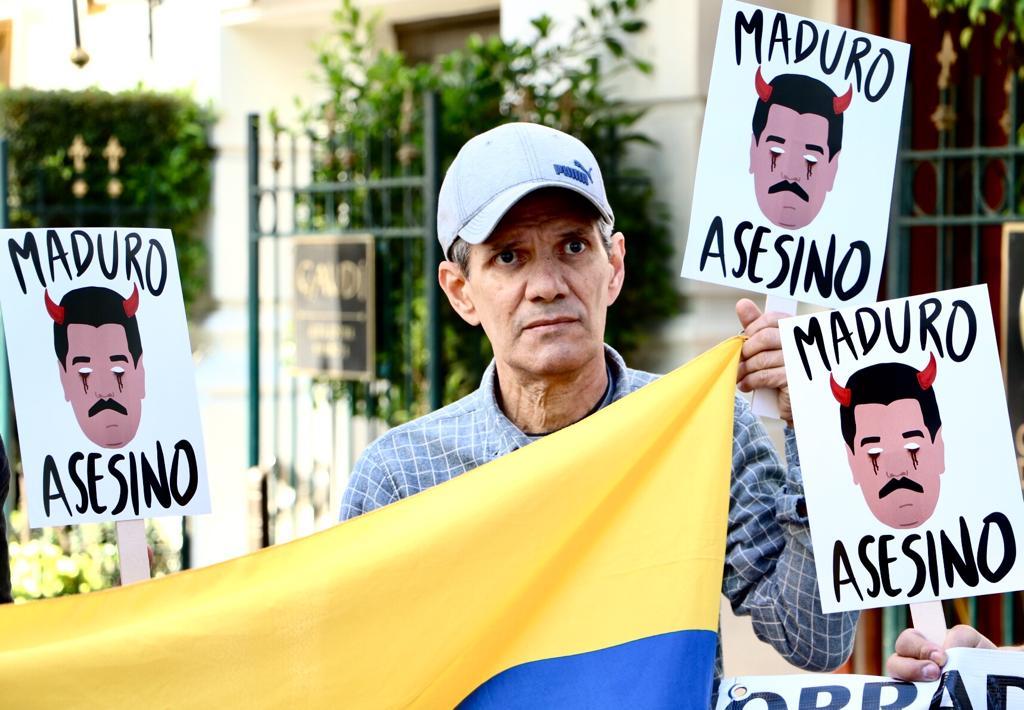 Dictador, no eres bienvenido: ciudadanos y legisladores protestan contra Maduro en México