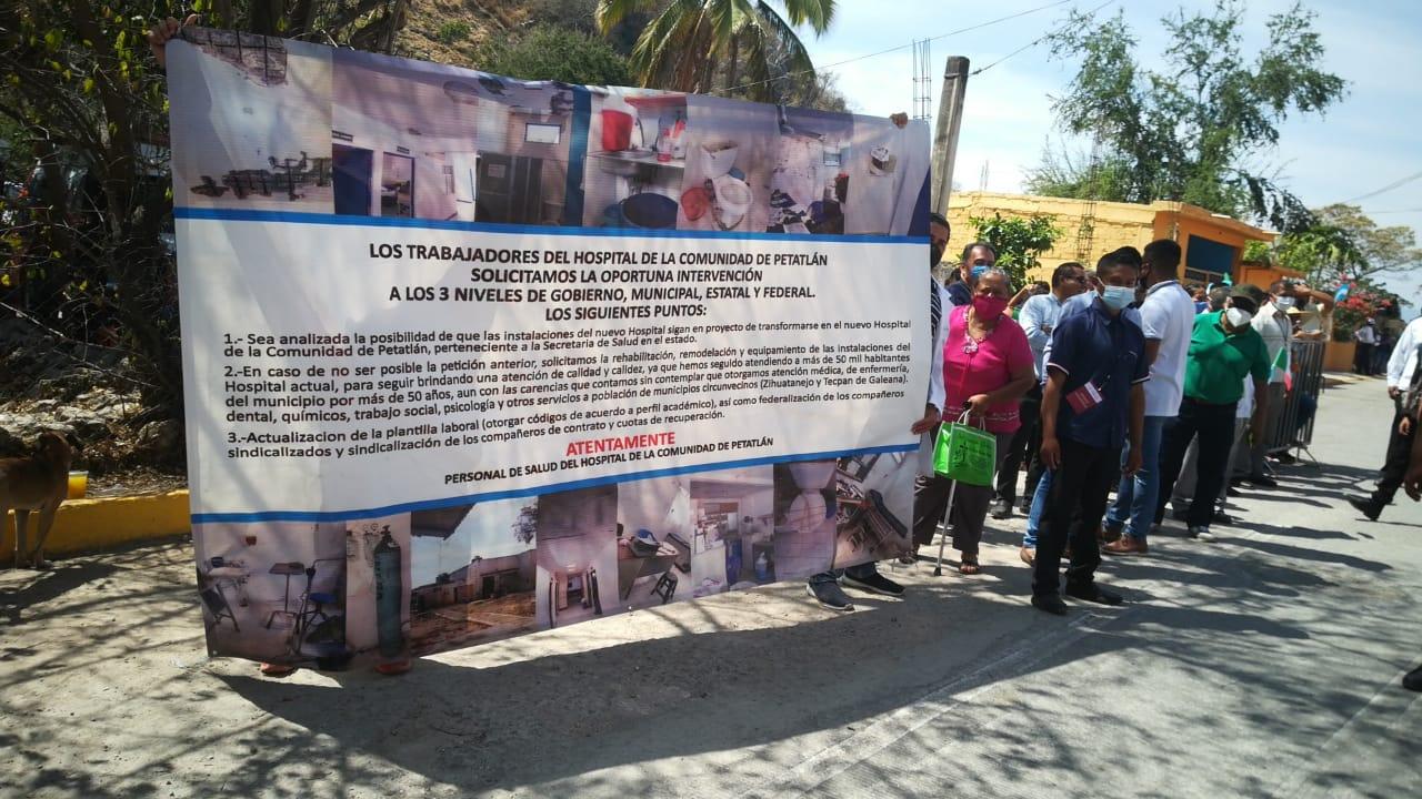 Médicos de Petatlán, Guerrero, esperan por horas a AMLO para pedirle un nuevo hospital