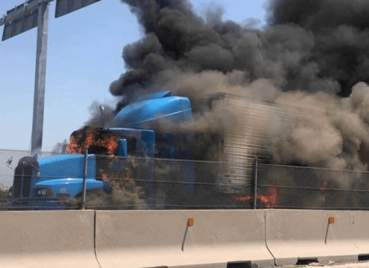 Hombres incendian 4 vehículos en puente fronterizo entre Tamaulipas y Texas