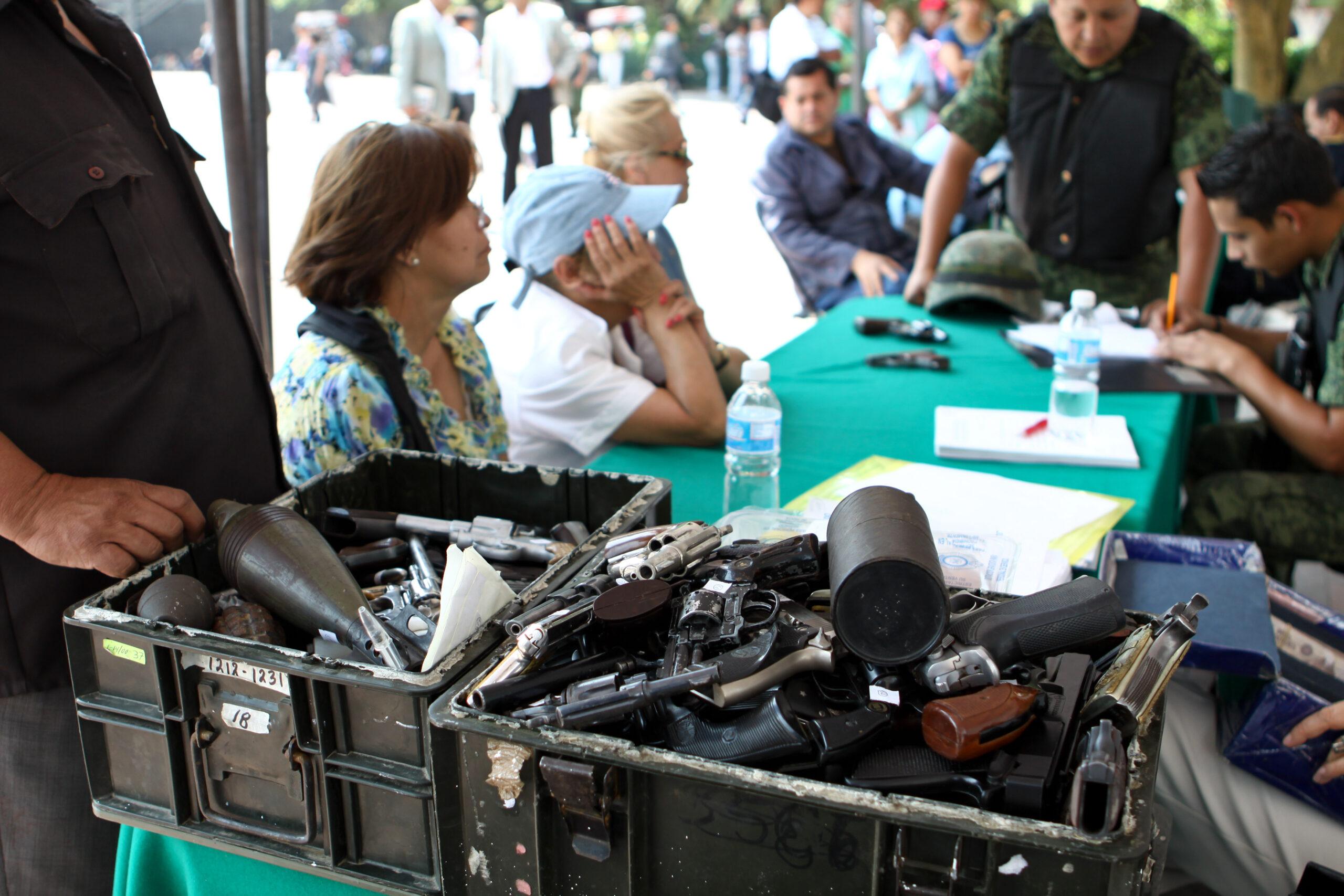 Se acaba el dinero, las bicis, tabletas y despensas en “desarme” de Iztapalapa