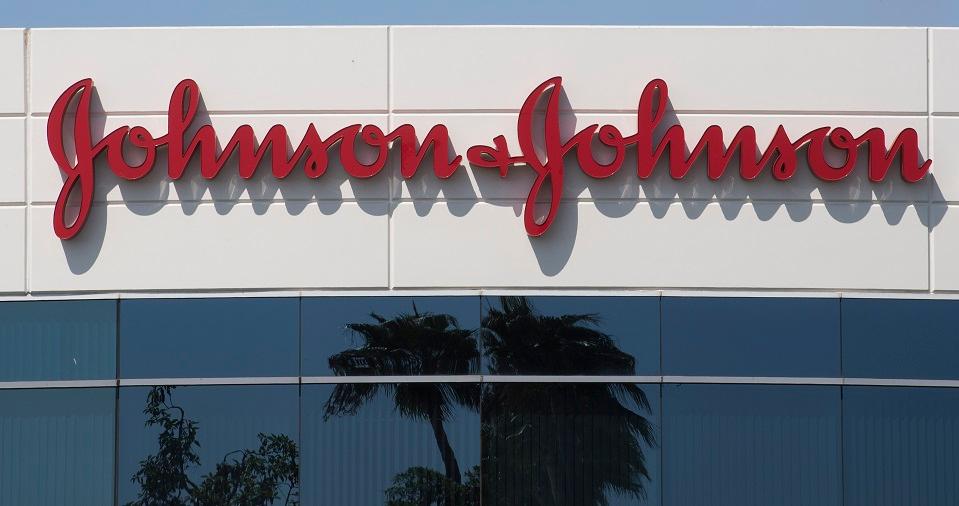 Johnson & Johnson suspende pruebas de vacuna COVID por el caso de un voluntario que enfermó