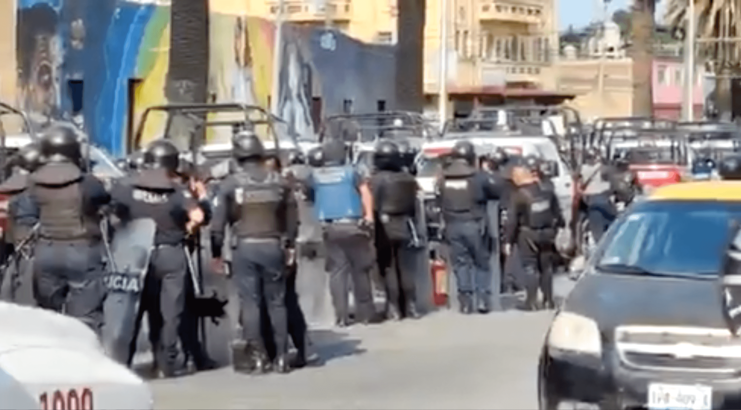 Policía desaloja protesta de normalistas en Puebla; gobierno afirma que portaban armas