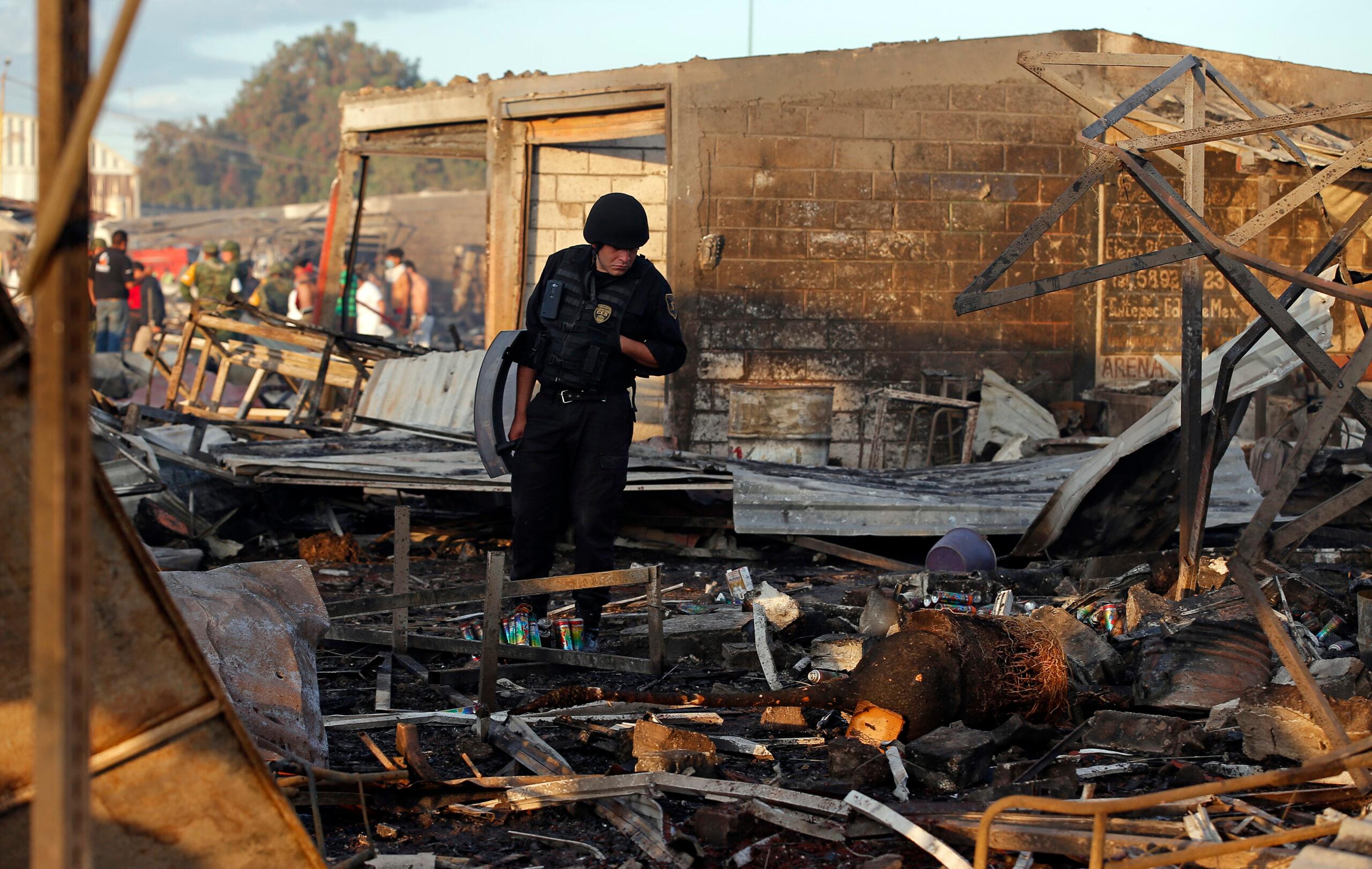 Sube a 33 la cifra de muertos por la explosión en el mercado de Tultepec