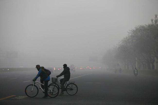 Pekín emite la primera alerta máxima por contaminación; cierra escuelas y limita el uso de autos