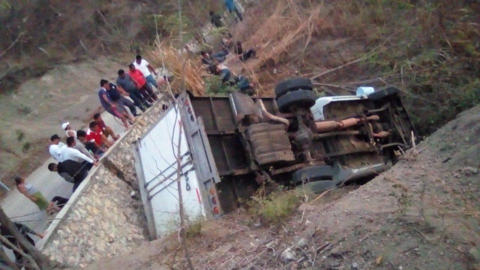Mueren 23 migrantes centroamericanos tras volcar un camión en Chiapas