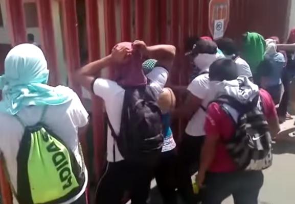 Normalistas toman la fiscalía de Acapulco; exigen la liberación de 6 compañeros
