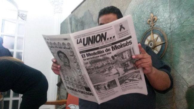 Presentan número especial del diario que Moisés Sánchez publicaba con su sueldo de taxista