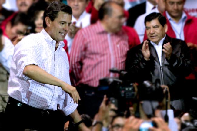 A pesar de la ley, asisten no-priistas<br> a mitin de Peña Nieto