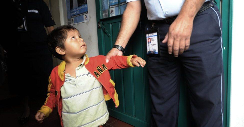 México detuvo a 138 mil niños migrantes en 5 años (y en algunos casos los separó de sus padres)