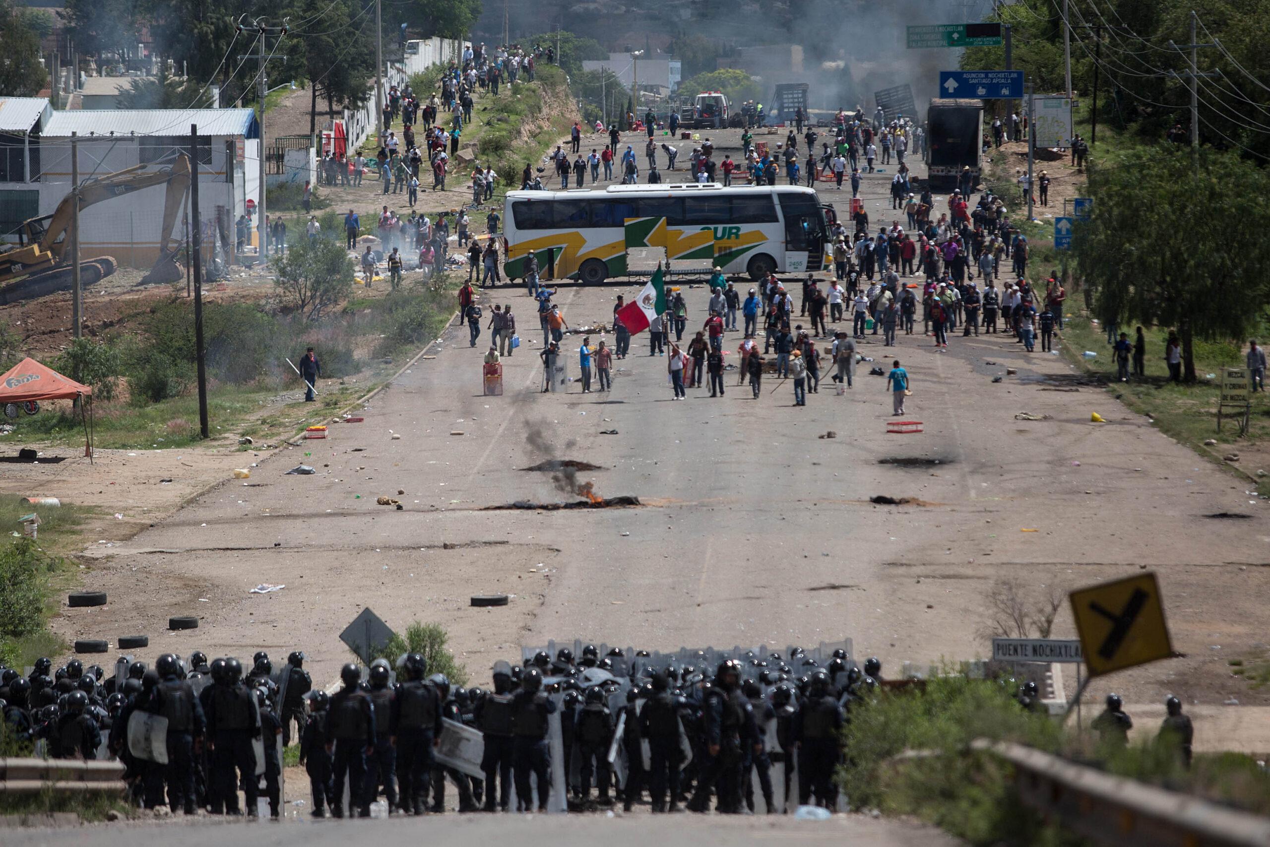 Policías “dispararon sin piedad”, acusa la CNTE y mantiene bloqueos en Oaxaca