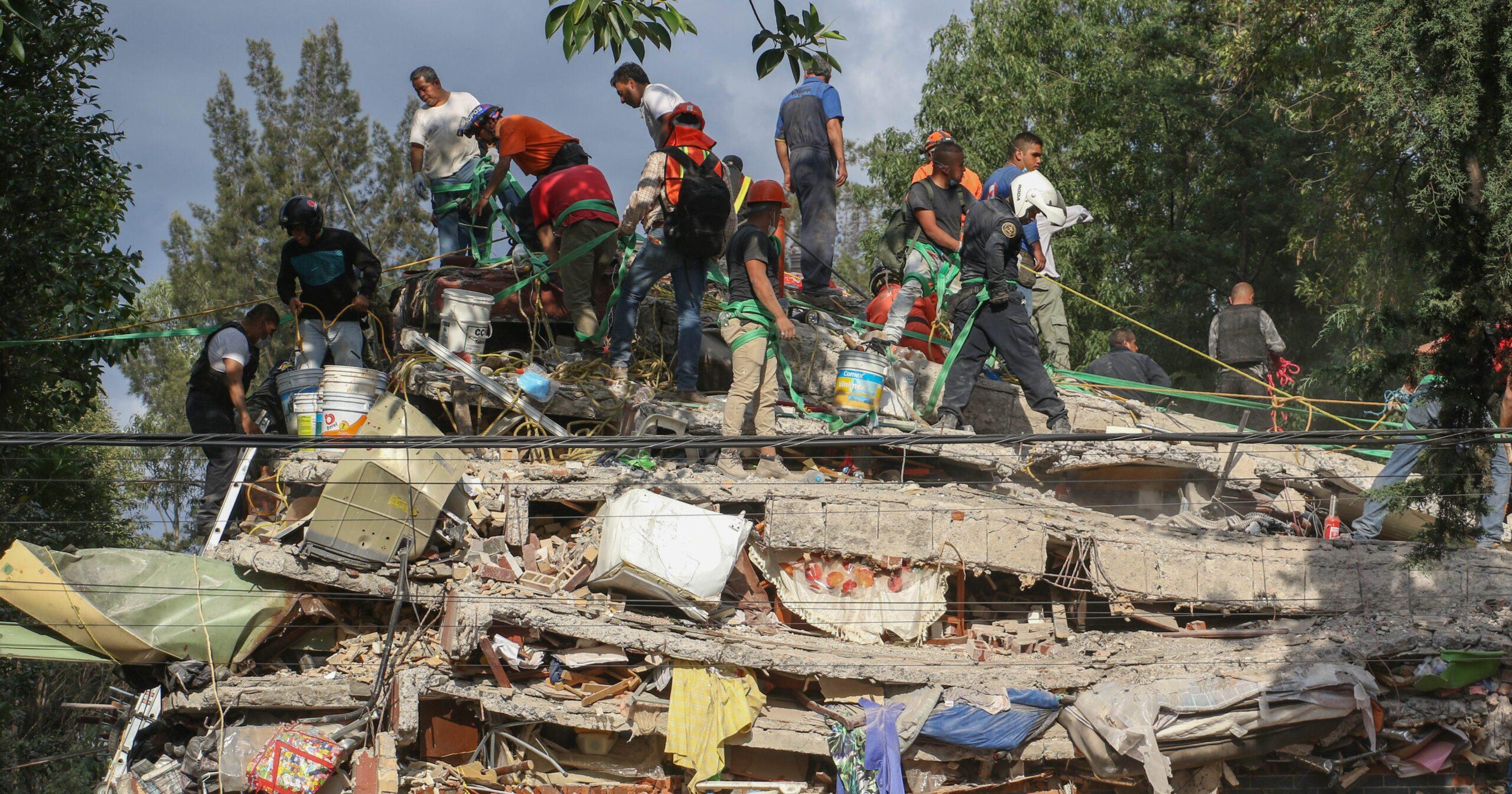 Aplausos y breves sonrisas: rescatistas buscan sobrevivientes en el Multifamiliar de Tlalpan