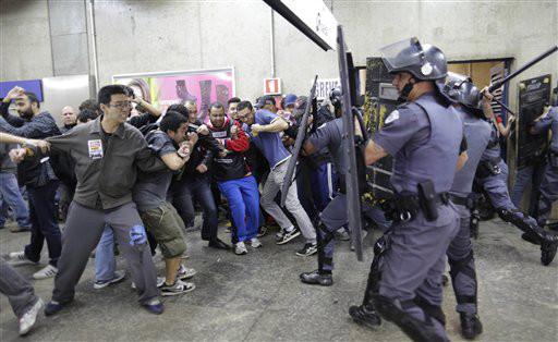 Dispersan con  bombas lacrimógenas  a manifestantes en Sao Paulo