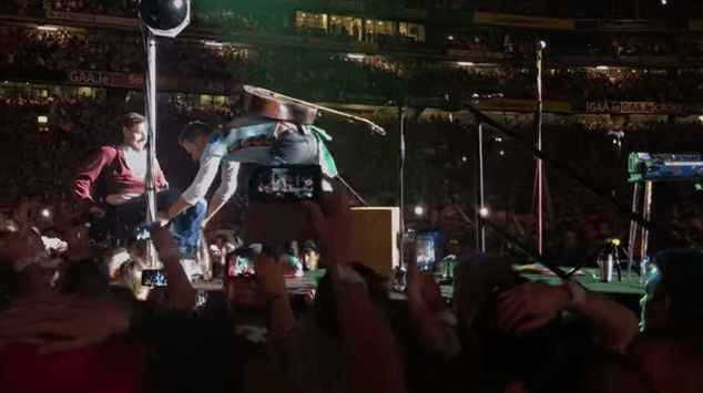 Fan de Coldplay llega con su silla de ruedas hasta el escenario y toca con Chris Martin