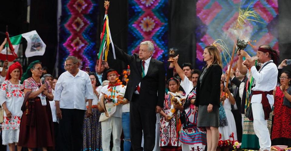 Festival en el Zócalo: con danzas y rituales religiosos, indígenas entregan bastón de mando a AMLO