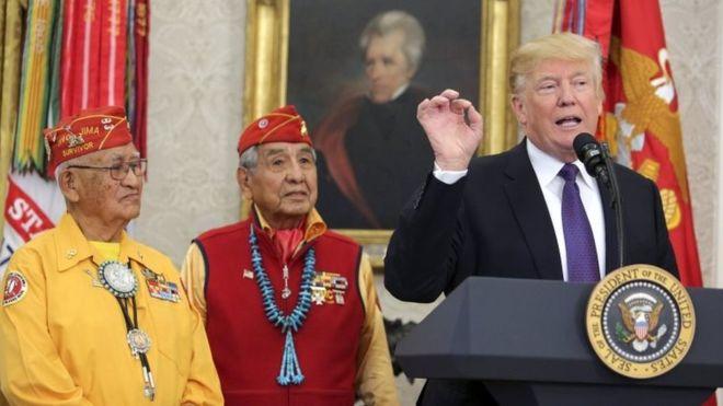 La polémica referencia que Trump hizo de Pocahontas frente a veteranos indígenas