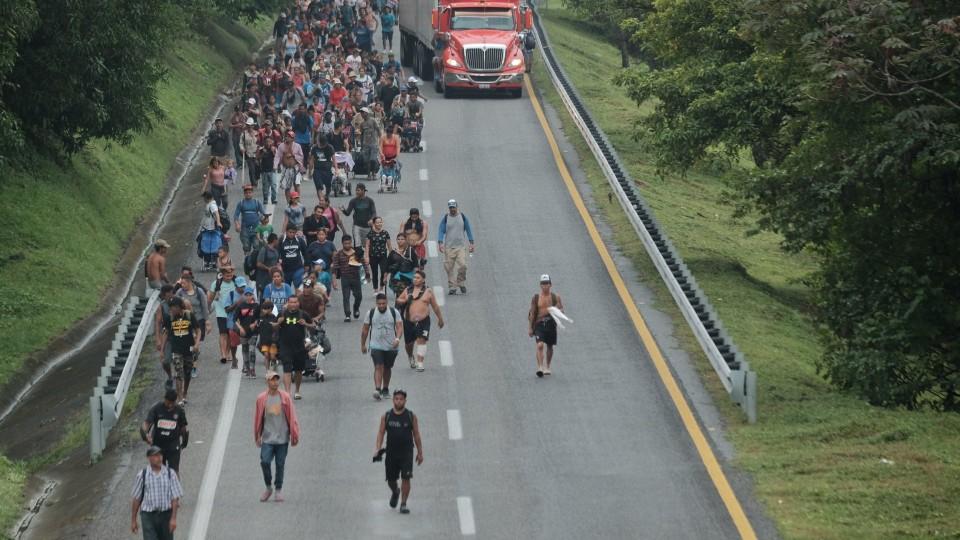 ‘¡Mentiras, nos van a deportar!’; migrantes desconfían de ofrecimiento de asilo de México