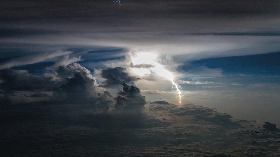 Las imponentes fotos de tormentas tomadas desde un avión