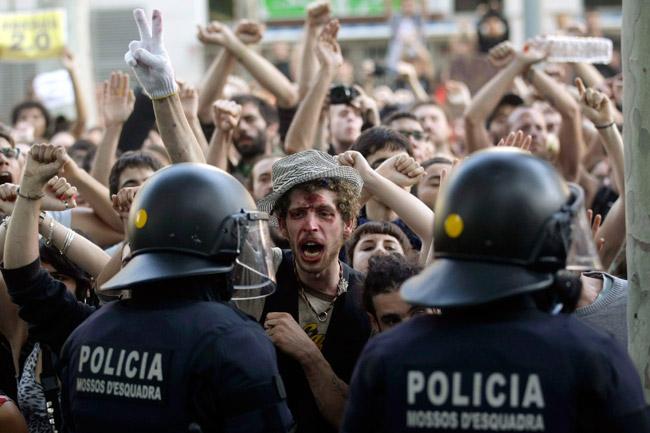 M-15: Se enfrentan manifestantes y policías en Barcelona; hay 36 heridos