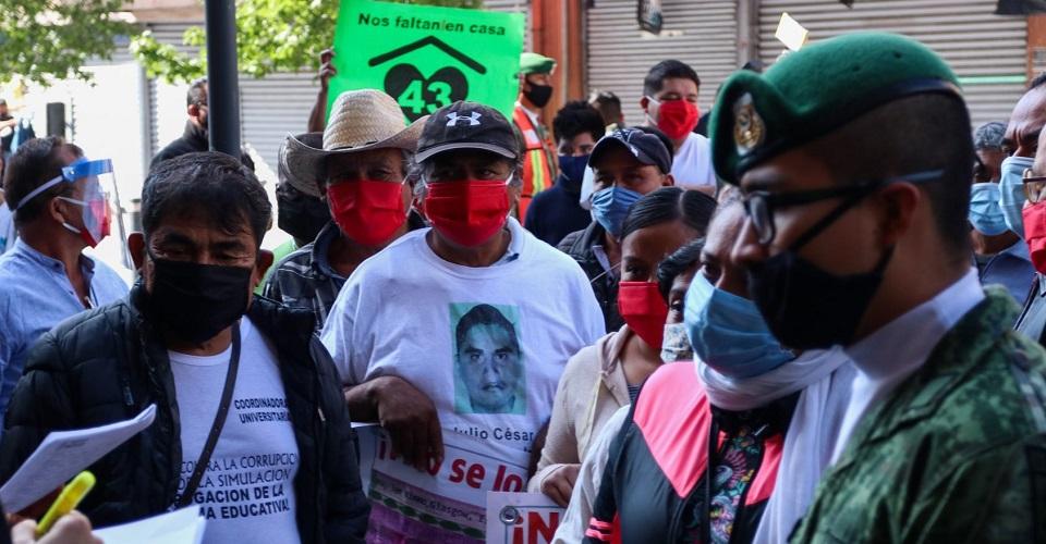 Hallazgo de restos en otro lugar muestra cómo mintió la anterior administración, señalan padres de Ayotzinapa