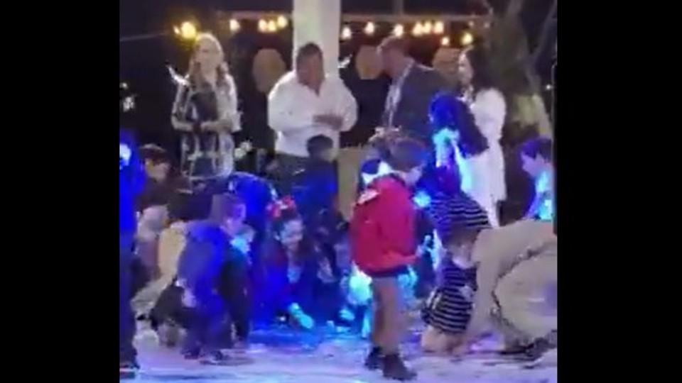 Alcalde de Sabinas lanza billetes en bautizo de su hijo; dinero lo puso el padrino, dice